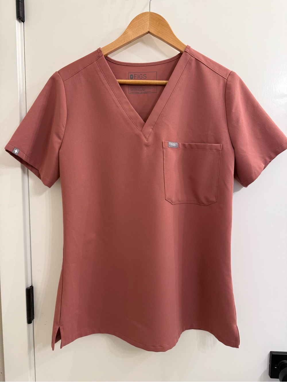 FIGS Catarina Scrub Top in Mauve Size Med
